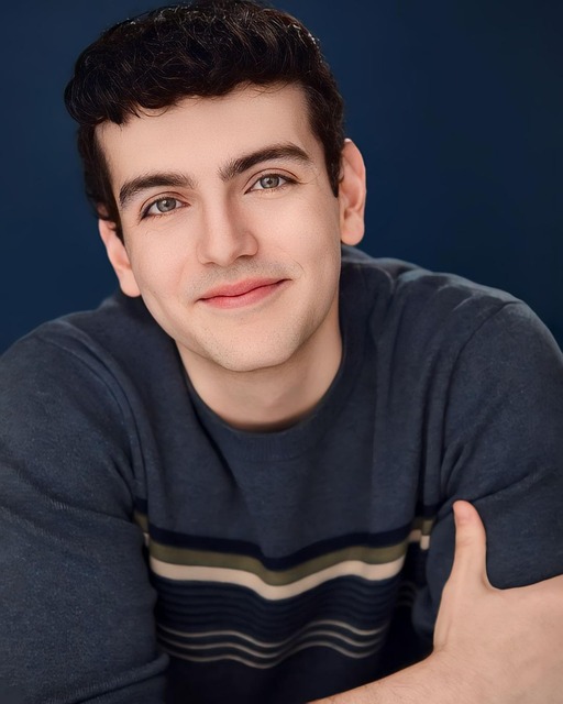 persona escribiendo un correo con preguntas sobre el programa de decisión estratégica